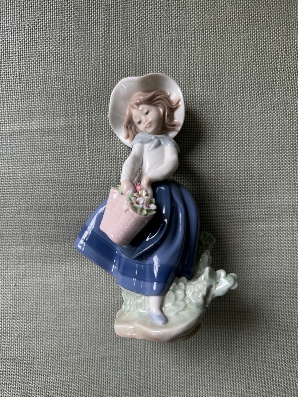 Lladro Pretty Pickling Girl collectible Porcelain Figurine. Perfect condition!!!